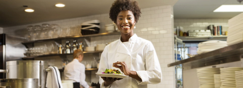 Femme portant un manteau de chef