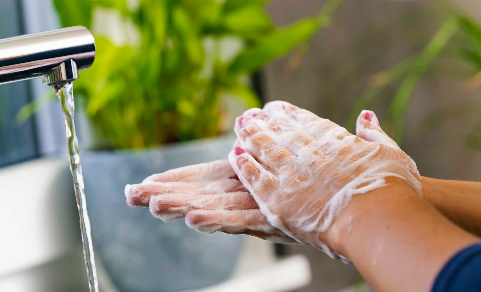 image nurse washing hands